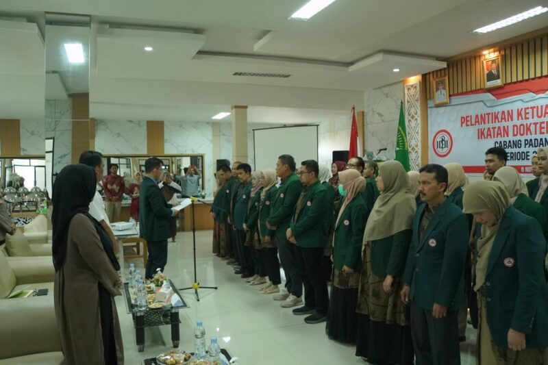 Pelantikan pengurus IDI Padang Panjang periode 2024-2027 di Aula Poliklinik Lantai II RSUD, Rabu (6/11/2024). (Foto: Diskominfo Padang Panjang)