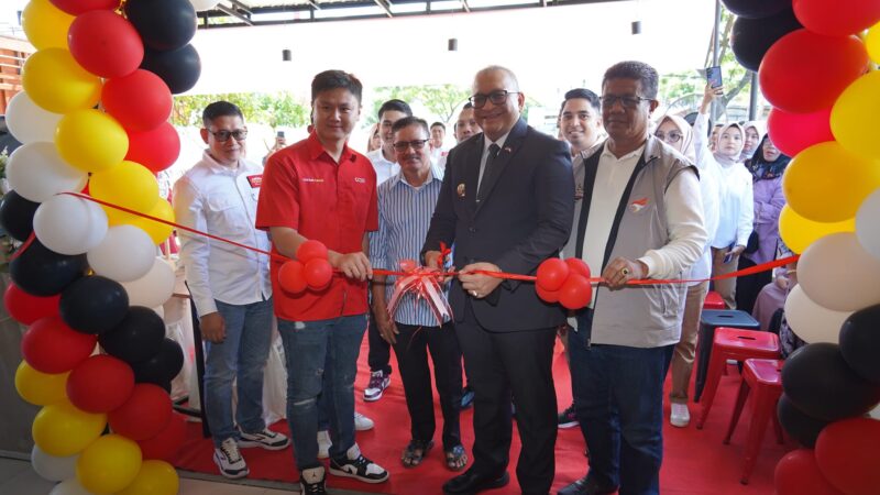 Pj Wali Kota Padang, Andree Algamar meresmikan gerai ketiga Chicken Crush di Bypass Taruko, Kota Padang, Minggu (3/11/2024). (Foto: Ist)
