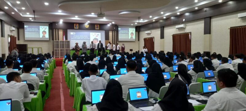 Para CPNS Kota Padang mengikuti ujian Seleksi Kompetensi Dasar (SKD) di Universitas Muhammadiyah Sumatera Barat, Rabu (6/11/2024). (Foto: Diskominfo Padang)