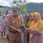 Pj Wali Kota Padang Andree Algamar menyerahkan bantuan bibit di KWT Anugrah, Jalan Pasar Lalang Kelurahan Kuranji, Senin (4/11/2024). (Foto: Prokopim Padang)