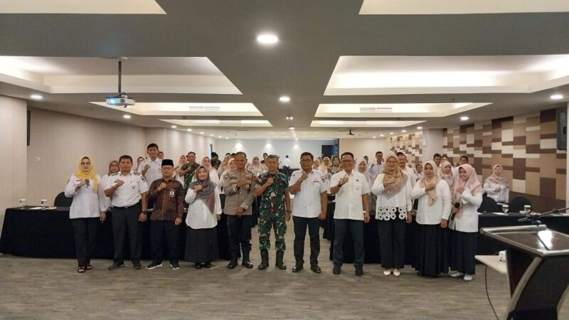 Pj Sekdako Padang Yosefriawan membuka acara pertemuan dan pembentukan Pokja KB tingkat Kota Padang, Rabu (6/11/2024). (Foto: Diskominfo Padang)