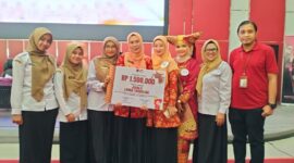 Dinas Kominfo Padang meraih juara dua lomba tingkuluak yang digelar DWP Padang di ruangan Bagindo Aziz Chan, Balai Kota Padang, Rabu (6/11/2024). (Foto: Diskominfo Padang)