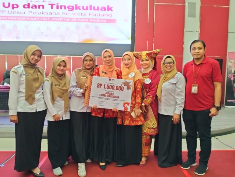 Dinas Kominfo Padang meraih juara dua lomba tingkuluak yang digelar DWP Padang di ruangan Bagindo Aziz Chan, Balai Kota Padang, Rabu (6/11/2024). (Foto: Diskominfo Padang)