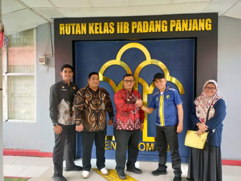 Rutan Kelas IIB Padang Panjang dan Disdikbud berkolaborasi memberantas buta aksara WBP. (Foto: Diskominfo Padang Panjang)