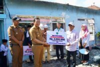 Pj Wali Kota Padang Panjang, Sonny Budaya Putra menyerahkan bantuan uang tunai kepada korban kebakaran di Kelurahan Balai-Balai, Kecamatan Padang Panjang Barat, Senin (11/11/2024). (Foto: Kominfo Padang Panjang)