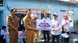 Pj Wali Kota Padang Panjang, Sonny Budaya Putra menyerahkan bantuan uang tunai kepada korban kebakaran di Kelurahan Balai-Balai, Kecamatan Padang Panjang Barat, Senin (11/11/2024). (Foto: Kominfo Padang Panjang)