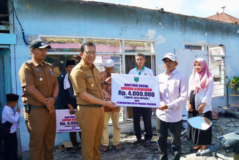 Pj Wali Kota Padang Panjang, Sonny Budaya Putra menyerahkan bantuan uang tunai kepada korban kebakaran di Kelurahan Balai-Balai, Kecamatan Padang Panjang Barat, Senin (11/11/2024). (Foto: Kominfo Padang Panjang)