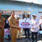Pj Wali Kota Padang Panjang, Sonny Budaya Putra menyerahkan bantuan uang tunai kepada korban kebakaran di Kelurahan Balai-Balai, Kecamatan Padang Panjang Barat, Senin (11/11/2024). (Foto: Kominfo Padang Panjang)