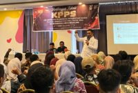 Camat Lubeg Nofiandi Amir membakar semangat para peserta Bimtek KPPS se-Kecamatan Lubeg di Fave Hotel Padang, Minggu (10/11/2024). (Foto: Ist)