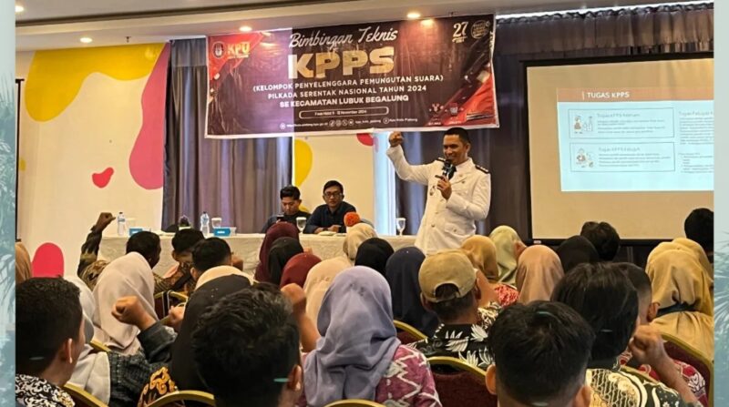 Camat Lubeg Nofiandi Amir membakar semangat para peserta Bimtek KPPS se-Kecamatan Lubeg di Fave Hotel Padang, Minggu (10/11/2024). (Foto: Ist)