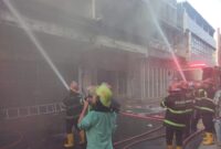 Petugas Damkar berjibaku memadamkan api yang membakar ruko di Kompleks Nusantara Building, Jumat (8/11/2024). (Foto: FB Diskominfo Padang)