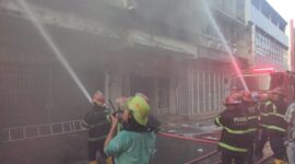 Petugas Damkar berjibaku memadamkan api yang membakar ruko di Kompleks Nusantara Building, Jumat (8/11/2024). (Foto: FB Diskominfo Padang)
