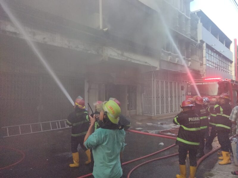 Petugas Damkar berjibaku memadamkan api yang membakar ruko di Kompleks Nusantara Building, Jumat (8/11/2024). (Foto: FB Diskominfo Padang)