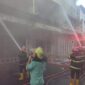 Petugas Damkar berjibaku memadamkan api yang membakar ruko di Kompleks Nusantara Building, Jumat (8/11/2024). (Foto: FB Diskominfo Padang)
