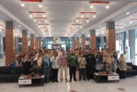 Pj Wali Kota Padang Andree Algamar foto bersama usai membuka Sosialisasi Pemilih Pemula Menghadapi Pilkada 2024 di Youth Centre, Kamis (14/11/20224). (Foto: FB Diskominfo Padang)