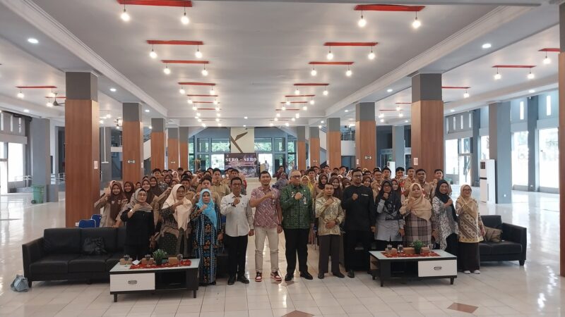 Pj Wali Kota Padang Andree Algamar foto bersama usai membuka Sosialisasi Pemilih Pemula Menghadapi Pilkada 2024 di Youth Centre, Kamis (14/11/20224). (Foto: FB Diskominfo Padang)