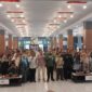 Pj Wali Kota Padang Andree Algamar foto bersama usai membuka Sosialisasi Pemilih Pemula Menghadapi Pilkada 2024 di Youth Centre, Kamis (14/11/20224). (Foto: FB Diskominfo Padang)