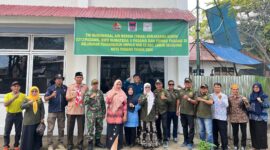 Kepala Perwakilan BKKBN Provinsi Sumbar Fatmawati saat berkunjung ke lokasi sumur bor di Kelurahan Pagambiran Ampalu Nan XX, Kecamatan Lubeg. (Foto: Ist)