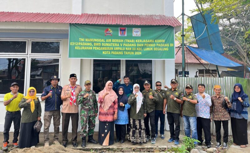 Kepala Perwakilan BKKBN Provinsi Sumbar Fatmawati saat berkunjung ke lokasi sumur bor di Kelurahan Pagambiran Ampalu Nan XX, Kecamatan Lubeg. (Foto: Ist)