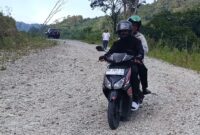Pengguna jalan melintasi jalan alternatif Bayang-Alahan Panjang. (Foto: adpsb)