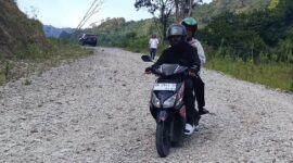 Pengguna jalan melintasi jalan alternatif Bayang-Alahan Panjang. (Foto: adpsb)