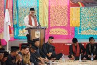 Pj Bupati Tanah Datar, Arry Yuswandi memberikan sambutan saat pengukuhan anggota KAN Limo Kaum di gedung pertemuan Kecamatan Lima Kaum, Sabtu (16/11/2024). (Foto: Prokopim Tanah Datar)
