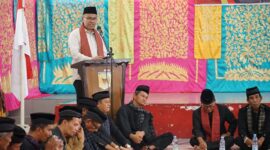 Pj Bupati Tanah Datar, Arry Yuswandi memberikan sambutan saat pengukuhan anggota KAN Limo Kaum di gedung pertemuan Kecamatan Lima Kaum, Sabtu (16/11/2024). (Foto: Prokopim Tanah Datar)