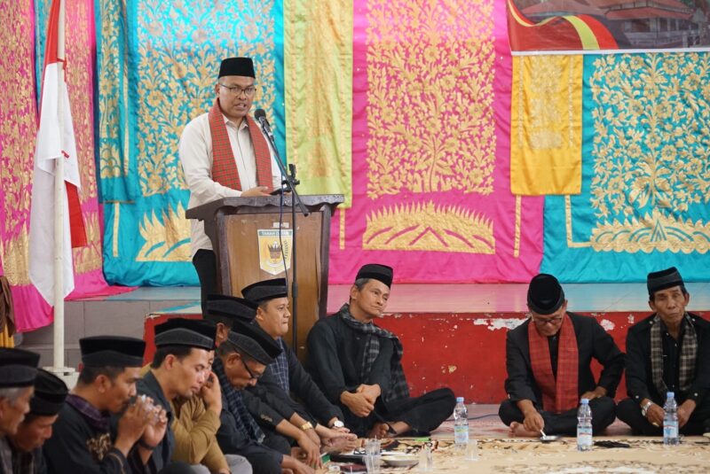 Pj Bupati Tanah Datar, Arry Yuswandi memberikan sambutan saat pengukuhan anggota KAN Limo Kaum di gedung pertemuan Kecamatan Lima Kaum, Sabtu (16/11/2024). (Foto: Prokopim Tanah Datar)