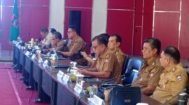 Kepala Disdag Padang, Syahendri Barkah dalam Rapat Staf Bulanan Pemko Padang, Selasa (12/11/2024). (Foto: FB Diskominfo Padang)