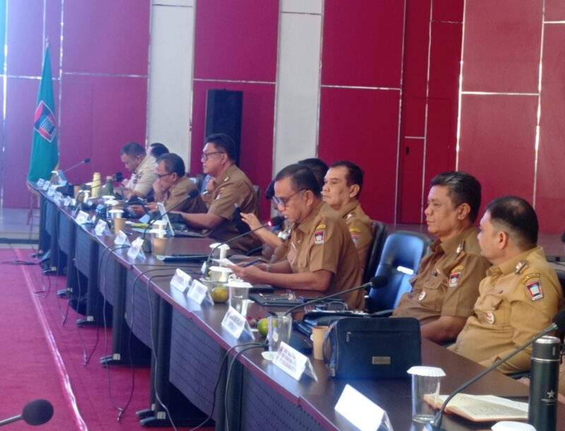 Kepala Disdag Padang, Syahendri Barkah dalam Rapat Staf Bulanan Pemko Padang, Selasa (12/11/2024). (Foto: FB Diskominfo Padang)