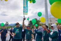 Pj Wali Kota Padang Andree Algamar melepas balon saat puncak peringatan HKN ke-60 di Lapangan Tugu Apeksi Balaikota Aia Pacah, Rabu (13/11/2024). (Foto: FB Diskominfo Padang)