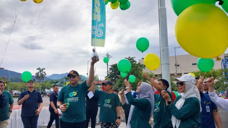 Pj Wali Kota Padang Andree Algamar melepas balon saat puncak peringatan HKN ke-60 di Lapangan Tugu Apeksi Balaikota Aia Pacah, Rabu (13/11/2024). (Foto: FB Diskominfo Padang)