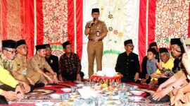 Asisten I Setdako Padang Edi Hasymi menyampaikan sambutan saat FGD di Kelurahan Teluk Kabung, Kecamatan Bungus Teluk Kabung. (Foto: FB Diskominfo Padang)