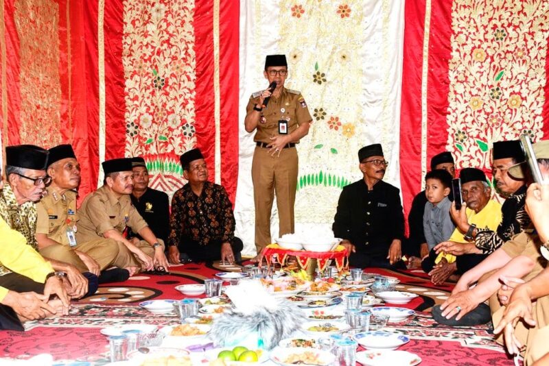 Asisten I Setdako Padang Edi Hasymi menyampaikan sambutan saat FGD di Kelurahan Teluk Kabung, Kecamatan Bungus Teluk Kabung. (Foto: FB Diskominfo Padang)