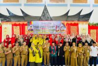 Camat Lubeg Nofiandi Amir bersama pengurus Bundo Kanduang Kelurahan se-Kecamatan Lubuk Begalung, di Balai Basuo, Selasa (19/11/2024). (Foto: Ist)
