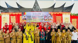 Camat Lubeg Nofiandi Amir bersama pengurus Bundo Kanduang Kelurahan se-Kecamatan Lubuk Begalung, di Balai Basuo, Selasa (19/11/2024). (Foto: Ist)