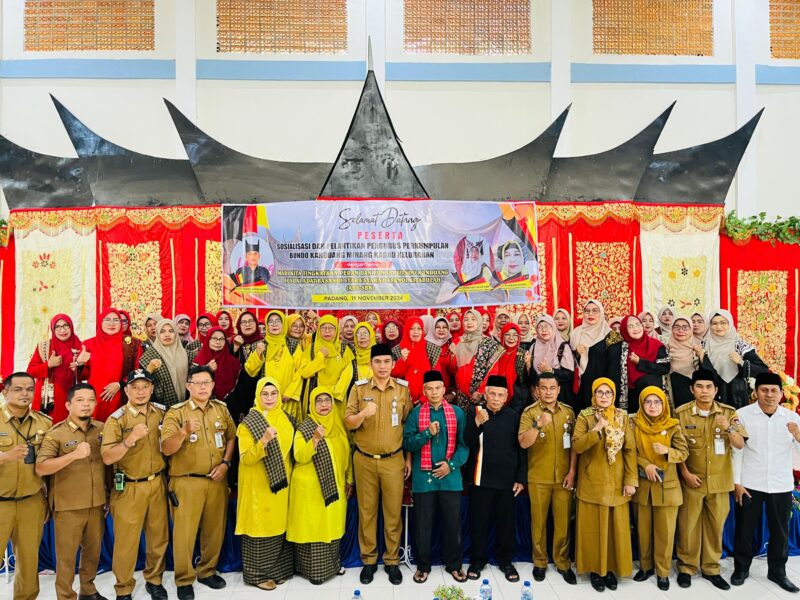 Camat Lubeg Nofiandi Amir bersama pengurus Bundo Kanduang Kelurahan se-Kecamatan Lubuk Begalung, di Balai Basuo, Selasa (19/11/2024). (Foto: Ist)