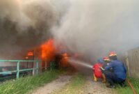 Petugas Damkar Padang sedang memadamkan api. (Foto: FB Diskominfo Padang)