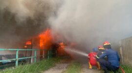 Petugas Damkar Padang sedang memadamkan api. (Foto: FB Diskominfo Padang)