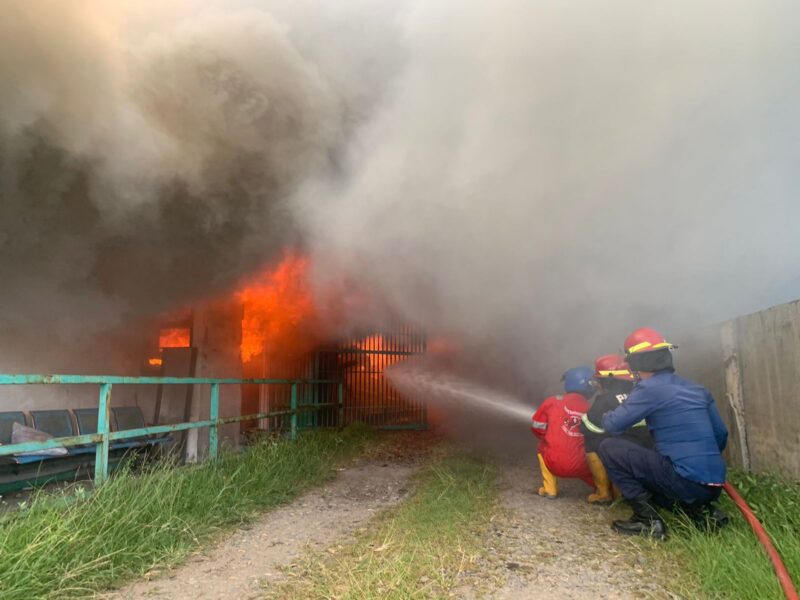 Petugas Damkar Padang sedang memadamkan api. (Foto: FB Diskominfo Padang)