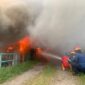 Petugas Damkar Padang sedang memadamkan api. (Foto: FB Diskominfo Padang)