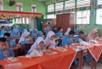 Para siswa SDN 19 Koto Pulai, Kecamatan Koto Tangah terlihat antusias menyantap makanan bergizi yang disajikan. (Foto: FB Diskominfo Padang)