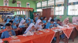 Para siswa SDN 19 Koto Pulai, Kecamatan Koto Tangah terlihat antusias menyantap makanan bergizi yang disajikan. (Foto: FB Diskominfo Padang)