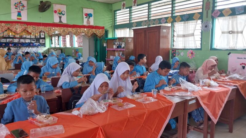 Para siswa SDN 19 Koto Pulai, Kecamatan Koto Tangah terlihat antusias menyantap makanan bergizi yang disajikan. (Foto: FB Diskominfo Padang)