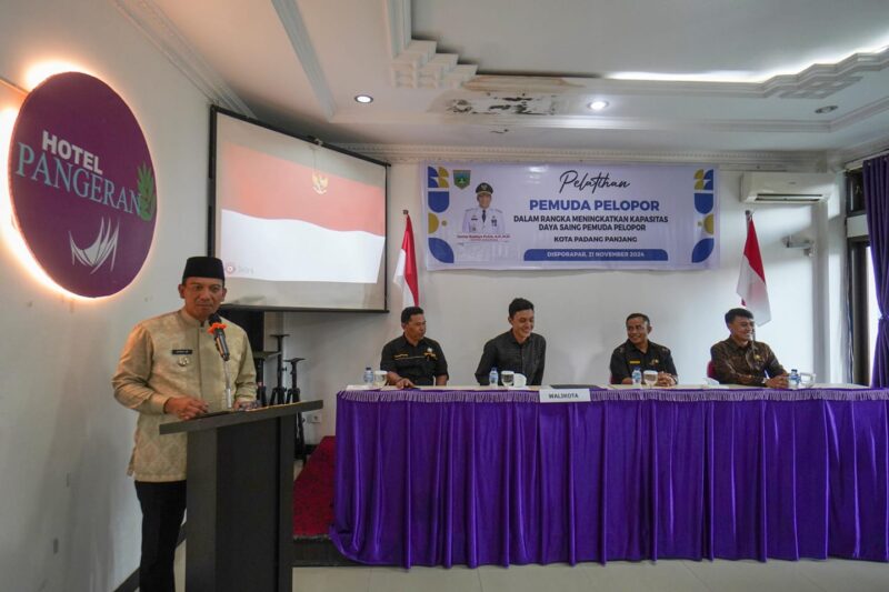 Penjabat (Pj) Wali Kota Padang Panjang, Sonny Budaya Putra membuka Pelatihan Pemuda Pelopor di Hotel Pangeran, Kamis (21/11/2024). (Foto: Kominfo Padang Panjang)