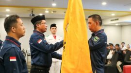 Camat Lubeg Nofiandi Amir menyerahkan pataka Karang Taruna kepada Ketua Karang Taruna Lubeg Zalman Efendi Chaniago yang baru saja dikukuhkan. (Foto: Ist)