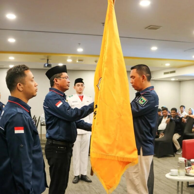 Camat Lubeg Nofiandi Amir menyerahkan pataka Karang Taruna kepada Ketua Karang Taruna Lubeg Zalman Efendi Chaniago yang baru saja dikukuhkan. (Foto: Ist)