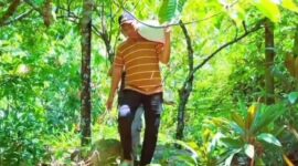 Camat Lubeg Nofiandi Amir saat kegiatan manunggal air bersih untuk penyediaan air bersih bagi keluarga berisiko stunting di Kecamatan Lubeg. (Foto: Ist)