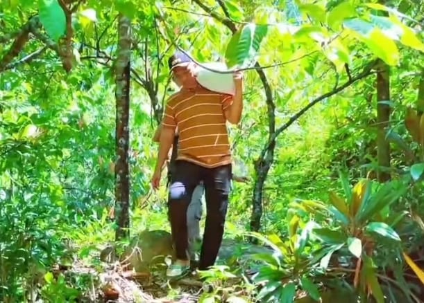 Camat Lubeg Nofiandi Amir saat kegiatan manunggal air bersih untuk penyediaan air bersih bagi keluarga berisiko stunting di Kecamatan Lubeg. (Foto: Ist)