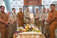 Penjabat (Pj) Wali Kota Padang Andree Algamar menerima sertifikat aset daerah dari Kepala BPN Kota Padang Rivaldi. (Foto: Prokopim Padang)